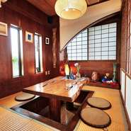 『ドゥルワカシー』・『ミヌダル』など、宮廷で食されていた逸品を味わえます。その味わいに魅せられ県内外から訪れる人が絶えないほど。特別な泡盛古酒とも出合え、商談や会食などおもてなしにふさわしい名店です。