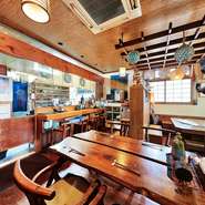 ゆっくりと泡盛を片手に過ごしたい時には、気兼ねなく居られるカウンター席へ。お腹も心も満たす逸品が充実したひと時へと誘います。丁寧な料理づくりに魅せられ、何度も足を運ぶリピーターが多いのも納得です。