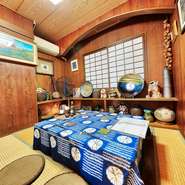 掘りごたつの個室とグループで利用しやすい座敷は、宴会にお誂え向きです。特に囲炉裏席は人気が高いため、早めの予約が必須。コースは事前に相談しておけば、飲み放題にも別途対応しているそうです。