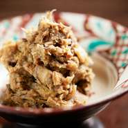 宜野湾市で栽培される田芋・田芋の茎・シイタケ・きくらげ・三枚肉・かまぼこなどが入っています。炒めながら煮ていく、根気のいる料理法。一瞬のタイミングを逸することなく、つきっきりで仕上げていきます。