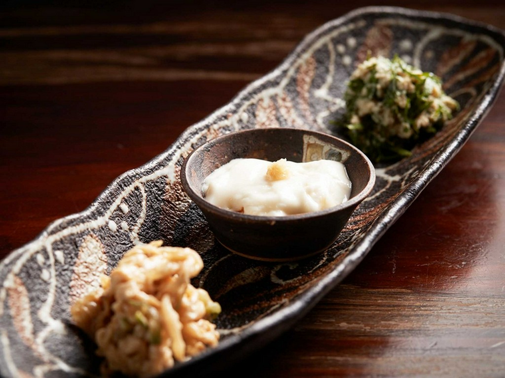 伊江島産のピーナッツでつくる『じーまーみ豆冨（中央）』