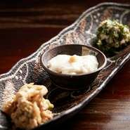 独自のもちもちとした食感を出すため葛粉を配合する場合が多いですが、【糸ぐるま】ではタピオカを使用。醤油・みりん・料理酒をブレンドしたタレとしょうがでいただきます。