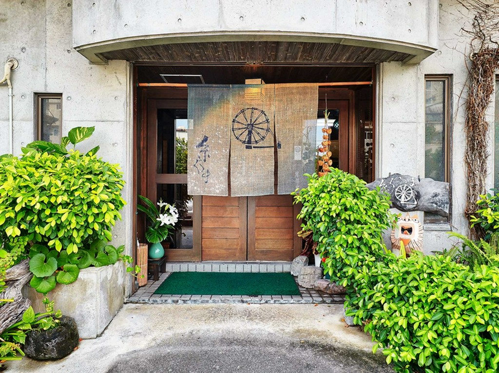 住宅街の中に佇む沖縄料理店
