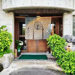 住宅街の中に佇む沖縄料理店