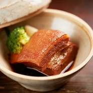 県産豚肉をゆっくりと弱火で長時間煮込んでいきます。通常よりも泡盛の割合が多いためとても柔らかく、箸を入れるだけで切れてしまうほど。さらに、西表島産の黒糖で優しい甘みを出しています。