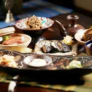 メニューには、女将の畑で栽培される季節の野菜を多く取り入れています。いつも採れたての野菜は瑞々しく、季節そのものを味わえるご馳走。豚肉や魚介なども、ほとんどを県産食材でまかなっています。