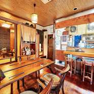 沖縄の魅力が溢れる心地の良い店内。琉球ガラスの名匠、稲嶺盛吉氏が特別に誂えたビールピッチャーや、作家がつくる沖縄の陶器「やちむん」など、料理やドリンクを提供する器にも一つ一つこだわっています。