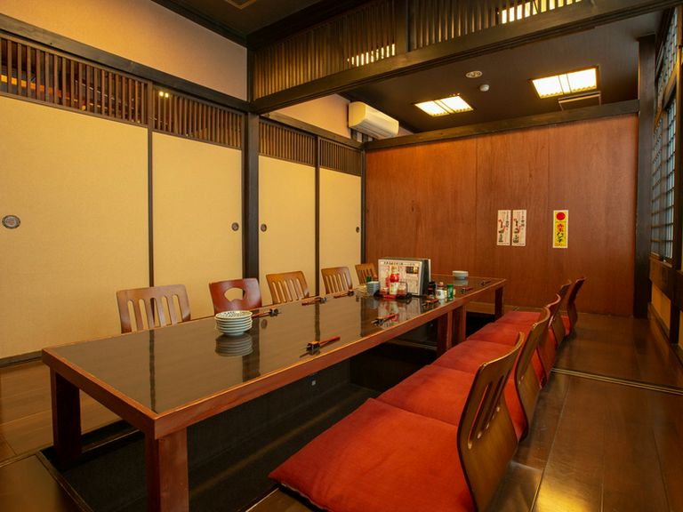 宴会に最適な、2〜20名まで対応可能な個室