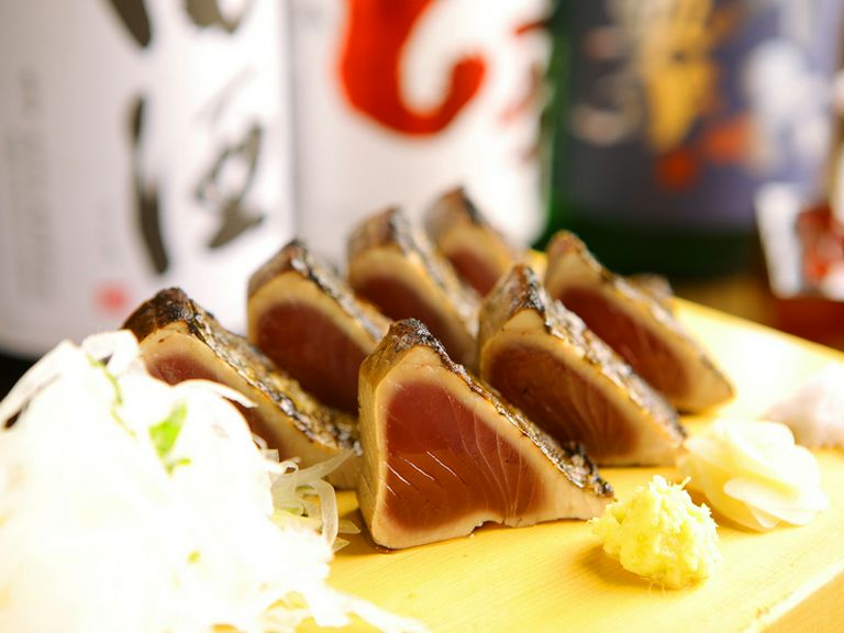 店内で豪快に藁焼き！　『南三陸石巻産　金華トロかつおの藁焼き』＜七貫＞