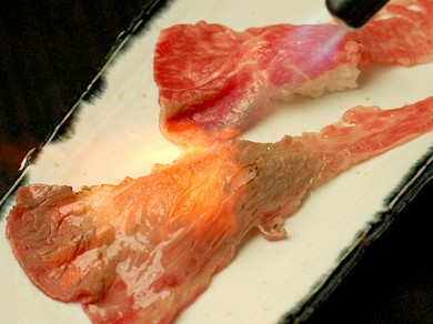 ニンニク醤油が香ばしい贅沢メニュー『仙台牛　炙り寿司』＜1貫＞