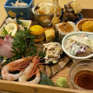 どのコースも名物・十肴盛り合わせ付き！
日本酒は30種類以上、焼酎・果実酒も色々ございます♪
祝前日を除く月曜～木曜日は￥5500のコースも対応可能です。（日本酒が当店任意の3種になります）