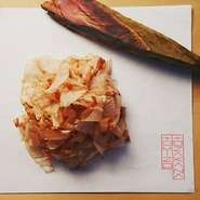 旨味を引き立てる出汁にこだわり「枕崎産“ちょい本枯れ節”」を特別注文し、石巻の加工場で【十肴　とみぞう】のためだけに加工。使用直前に店主が削るソフトな食感の花がつおは、香りも風味も別格です。