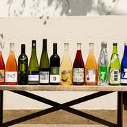 固定概念が覆されるような、自然派ワインとのマリアージュ。90mlグラスから楽しめるので、バイザグラスで様々な表情の味わいを発見できそうです。日本酒もワイングラスで提供されるので、香りまで楽しみ尽くせます。