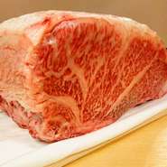 東北が誇る「米沢牛」をはじめ、上質な高級食材も入荷。その日一番いい食材を目指し、店主自ら目利きしています。「肉×野菜」の幸せな組み合わせは、至ってシンプルに。素材そのものを味わう料理が目白押しです。