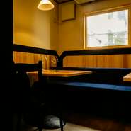 店内奥には、藍色のソファ席がある半個室を用意。つい立の奥は、他のテーブル席からは見えないので、プライベート感もあります。デートや女子会、仕事仲間との会食にも最適な落ち着いた空間で、ゆったり過ごせます。