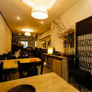 最大20名程を収容する、アットホームな和みの空間。小ぢんまりとした空間だからこその、行き届いたおもてなしを受けられます。おひとり様からファミリーまで、ゲストを選ばぬ懐の広さも、大きな魅力の1つです。