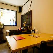 別注しているこだわりの「ちょい本枯れ節」の『花かつおむすび』など、酒肴だけでなくご飯ものも充実。「お子さんを連れてのお食事も歓迎です」と温かく受け入れてくれる、優しさにホッとする一軒です。