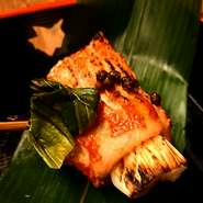 好相性の食材をシンプルに組み合わせた一品。足したり引いたり、掛け算したり、食材の良さを最大限に引き出せるかを考え日々生まれる酒肴です。食材ごとに料理が変わるため、訪れる度に異なる味わいに出合えます。