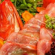 好相性の食材をシンプルに組み合わせた一品。足したり引いたり、掛け算したり、食材の良さを最大限に引き出せるかを考え日々生まれる酒肴です。食材ごとに料理が変わるため、訪れる度に異なる味わいに出合えます。