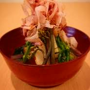 提供直前にカンナで削る、かつお節の香り高い一品。シンプルな和の調理法により、旬の素材の食感、香り、彩り、味わいをしっかり楽しめます。そびえ立つような花かつおの盛り付けも美しい、店主こだわりの一品です。