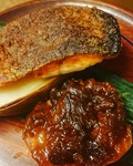 しっとりオイル煮にしてカリカリに皮目を焼いた「鮭」と、トマト田楽仕立ての「ふきのとう味噌」のソースでいただく酒肴。
※写真は『伊達の銀＋バッケ味噌』