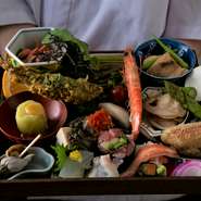 【十肴　とみぞう】と言えば「まずはこれ」。造り、焼物、煮物など、少量多品を盛り込んだ一皿です。店名の由来となる“十の肴”を堪能しながら、好みの美酒と合わせて、ゆるりと大人の贅沢なひと時を過ごせます。