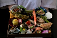 10種類の酒肴を一皿に。四季折々の味わいを楽しむ『十肴（とざかな）盛り合わせ』