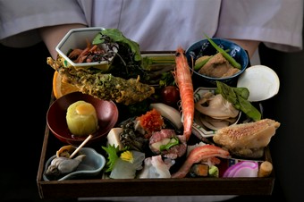 10種類の酒肴を一皿に。四季折々の味わいを楽しむ『十肴（とざかな）盛り合わせ』