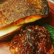 しっとりオイル煮にしてカリカリに皮目を焼いた「鮭」と、トマト田楽仕立ての「ふきのとう味噌」のソースでいただく酒肴。
※写真は『伊達の銀＋バッケ味噌』