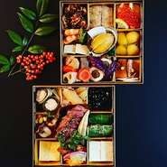 2人前　15,000円(税込)

《一段目》
黒豆蜜煮
甘鯛笹焼き
自家製蒲鉾
数の子花鰹
仙台黒毛和牛ローストビーフ
鰤南蛮漬け
サーモン昆布巻
蛸旨煮
カステラ卵

《二段目》
イクラ紅白なます
栗金団
牛舌煮込み
豚の松風
名物　鮑柔らか煮
穴子八幡巻
くるみ田作り
海老含め煮
伊達鶏筑前煮