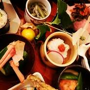 美酒のお供にまずはこれ。10種の酒肴を盛り込んだ、彩り豊かな一皿です。少量多品で旬の味覚に舌鼓を打ち、ゆるりと心地良いひと時を過ごせます。季節感あふれる盛り付けが、お腹だけでなく心も満たしてくれます。