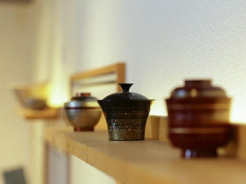 茶器や椀など、こだわりの器はこの店のコレクション