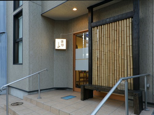 手すり付き階段。車いすでもスタッフが手伝ってくれるので安心