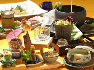 『創作懐石コース』の多彩な料理で四季折々の食材を味わう
