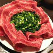 大阪店でも大人気のメニューで、シャリシャリとした食感がくせになる一皿。添えられたネギとあえて、ポン酢で食べるのが定番です。入荷時のみ、売り切れ御免。