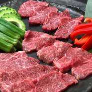 松阪牛や神戸牛にも匹敵するくらい高品質で美味しく、希少な石垣牛。ロースやももなど、旨みが芳醇な赤身肉にこだわって、A4ランク以上の肉が提供されています。脂が重すぎず、女性や年配の方にも人気。