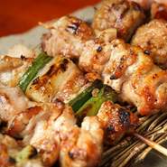 旨味をギュッと閉じ込めて、抜群の火入れで焼き上げた『炭焼き　焼き鳥』