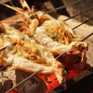 遠赤効果のある炭火焼は、ライブ感が高まるオープンキッチンで粛々と焼き上げられています。調理の工程が進むごとに見た目だけでなく音や香りなど、五感全てで食欲を刺激。