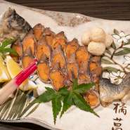 びわ湖産の天然ニゴロ鮒にこだわり、塩・近江米のみで一年間、自然乳酸発酵を促しつくっています。従来イメージを見事なまでに覆し、苦手な方でも抵抗なく食べやすい、さらに臭みが少ないのが特徴。（一匹：7128円）