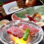 上質な脂の甘みと旨みがあり、特にロースは絶品です。【岡喜商店】の「近江牛」は飼育から販売まで一貫しているので、高品質の状態で管理。素材の良さをまっすぐに楽しめる、しゃぶしゃぶやステーキで味わえます。