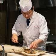 料理人自ら必ず料理中盤に於いて、テーブルを回り挨拶しながら、料理に関し、満足をされているかどうかをヒアリング。常に、満足のいく時間をもたらすことができるよう、スタッフとの連携も大切にされています。