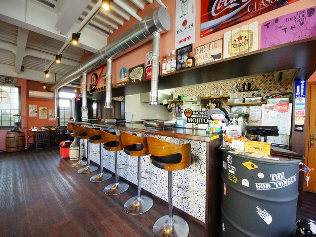 バーカウンターがあるレトロな雰囲気が楽しい焼肉店
