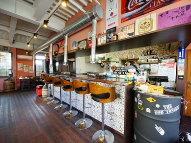 バーカウンターがあるレトロな雰囲気が楽しい焼肉店