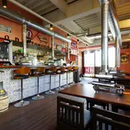 遊び心を感じる店内は女子会やデートにもぴったり、美味しい酒と焼肉を囲めば、自然と会話が弾みます。バーカウンターは焼肉をじっくり味わいたいゲストにオススメです。