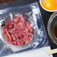 前日までの予約で国産牛肉の『ユッケ』が楽しめます。焼肉と言えば、やっぱり『ユッケ』というファンの期待に応えての登場です。玉子の黄身とタレを絡めて食せば、肉の甘みが口の中でとろけます。