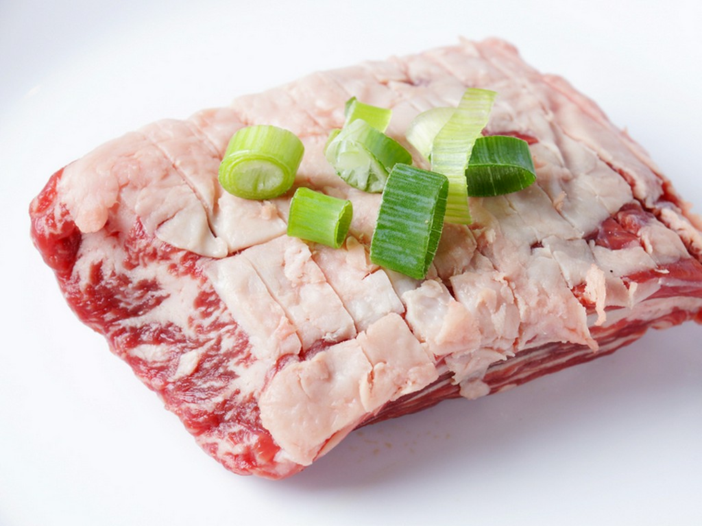 塊のまま焼くことで絶妙な焼き加減が楽しめる『ハラミステーキ』