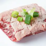 にんにくかわさびをコーティングして、分厚い塊のまま豪快に焼き上げ、はさみで切って食す『ハラミステーキ』。塊のまま焼くことで、レアな部分を残した絶妙な焼き加減が楽しめます。