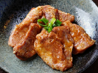 濃厚な味わいの味噌ダレが肉の旨みを引き立てる『やみつきハラミ』は注文必須の一皿