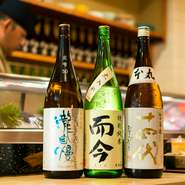 地元である三重県の地酒をはじめ、店主自身が旨いと思う各地の日本酒をラインナップ。また職人たちが命がけで守り抜いたお酒を消費者に届けたいという想いから、三陸地域の地酒にも力を入れています。