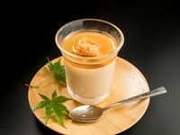 車エビ・穴子・白身・銀杏に雲丹と出汁を張った茶碗蒸し。7～9月までの期間のみ数量限定で提供される逸品です。